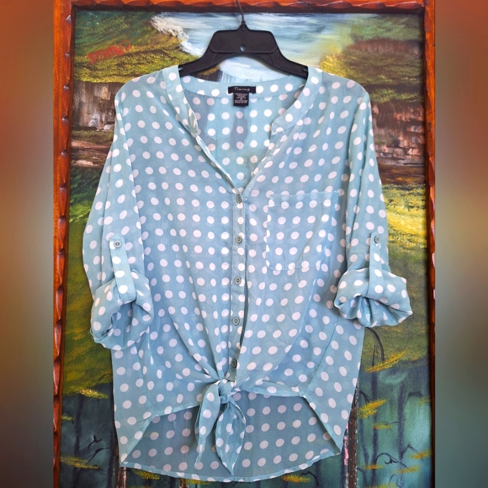 Woman blouse. Long sleeves.(adjustable) Size Medium. Excellent condition